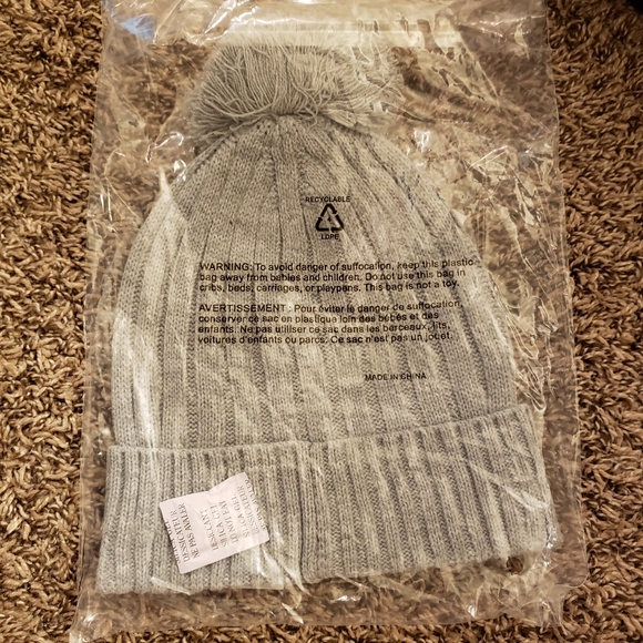 🆕️🌸🌸Michael Kors Grey Pom Beanie🌸🌸 - Picture 5 of 7